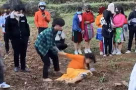 Gia đình thanh niên "bắt vợ" ký cam kết không để con tảo hôn