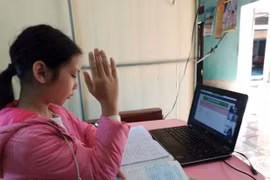 'Cố gắng chỉ có lớp học trực tuyến chứ không có trường học trực tuyến'