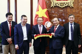 Chủ tịch nước tiếp huấn luyện viên của hai đội tuyển bóng đá Việt Nam