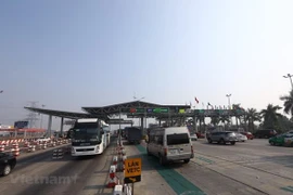 Yêu cầu xử lý nghiêm xe ôtô đi sai làn thu phí không dừng