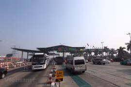 Yêu cầu xử lý nghiêm xe ôtô đi sai làn thu phí không dừng
