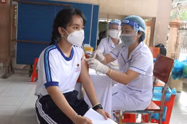 Tiêm vaccine ngừa COVID-19 cho học sinh. (Ảnh: Lê Thúy Hằng/TTXVN)