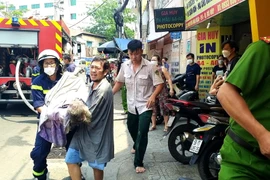 ​TP.HCM: Kịp thời giải cứu 2 người bị liệt toàn thân trong đám cháy