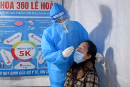 Nhân viên y tế lấy mẫu xét nghiệm tầm soát COVID-19 cho người dân thành phố Thanh Hóa. (Ảnh: Nguyễn Nam/TTXVN)
