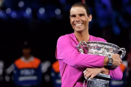 Nadal trên bục vinh danh tại Australian Open 2022. (Nguồn: Getty Images)
