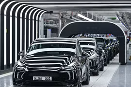 Sản phẩm xe ôtô điện tại nhà máy của Tesla ở Gruenheide, Berlin (Đức). (Ảnh: AFP/TTXVN)
