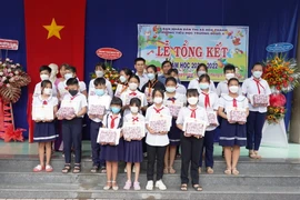 Thanh niên TTXVN tặng sách vở cho học sinh nghèo hiếu học tại Tây Ninh