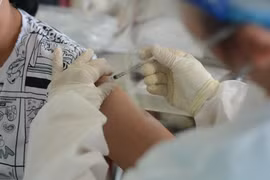 Tiêm vaccine phòng COVID-19 cho trẻ từ 6 đến dưới 12 tuổi. (Ảnh: Văn Dũng/TTXVN)
