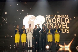 Đại diện Vietravel Airlines nhận Giải thưởng ở hạng mục Hàng không của Giải thưởng Du lịch Thế giới 2022-Khu vực châu Á và châu Đại Dương. (Ảnh: Mỹ Phương/TTXVN)