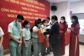 Bí thư Thành ủy Hà Nội Đinh Tiến Dũng thăm, chúc Tết người lao động