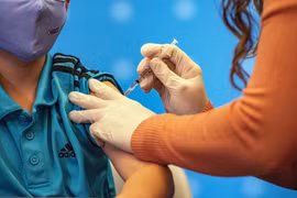 EMA "bật đèn xanh" sử dụng vaccine của Pfizer để tiêm mũi tăng cường