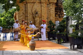 [Photo] Quyến rũ vũ điệu Chăm dưới chân Tháp Bà Ponagar