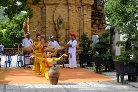 [Photo] Quyến rũ vũ điệu Chăm dưới chân Tháp Bà Ponagar