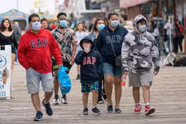 Người dân đeo khẩu trang phòng dịch COVID-19 tại New Jersey, Mỹ. (Ảnh: AFP/TTXVN)