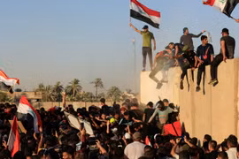 Iraq: Hàng trăm người biểu tình xông vào tòa nhà Quốc hội