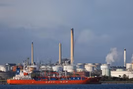 Tàu chở khí tự nhiên hóa lỏng tại cơ sở lọc dầu Esso ở Fawley, gần Southampton, miền Nam Anh. (Ảnh: AFP/TTXVN)	