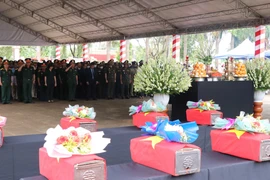 Lễ viếng, truy điệu và an táng hài cốt 18 liệt sỹ là quân tình nguyện và chuyên gia Việt Nam hy sinh ở Campuchia. (Ảnh: Hồng Điệp/TTXVN)