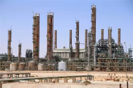 Một cơ sở lọc dầu tại thị trấn Ras Lanuf, Libya. (Ảnh: AFP/TTXVN)