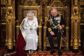 Nữ hoàng Anh Elizabeth II (trái) và Thái tử Charles dự lễ khai mạc Quốc hội tại London ngày 14/10/2019. (Ảnh: AFP/ TTXVN)