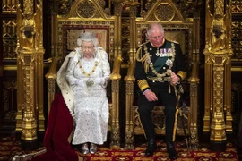 Nữ hoàng Anh Elizabeth II (trái) và Thái tử Charles dự lễ khai mạc Quốc hội tại London ngày 14/10/2019. (Ảnh: AFP/ TTXVN)
