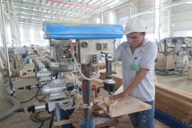 Sản xuất đồ gỗ xuất khẩu sang thị trường Mỹ tại Công ty Triệu Phú Lộc (Bình Dương). (Ảnh: TTXVN)