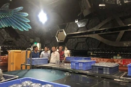 Đoàn giám sát của Hội đồng nhân dân thành phố Hà Nội khảo sát thực địa quản lý nhà, đất tại rạp Mê Linh số 88 phố Lò Đúc (Hà Nội). (Ảnh: Tuyết Mai/TTXVN)