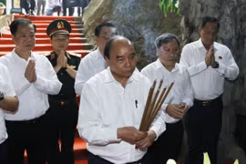 Chủ tịch nước Nguyễn Xuân Phúc dâng hương tại Đền thờ Liệt sỹ Hang 8 thanh niên xung phong. (Ảnh: Thống Nhất/TTXVN)
