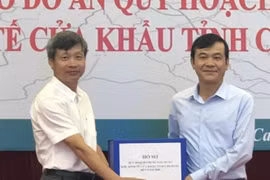 Đại diện của Vụ Quy hoạch kiến trúc, Bộ Xây dựng trao Hồ sơ quy hoạch chung xây dựng Khu kinh tế cửa khẩu tỉnh Cao Bằng cho đại diện lãnh đạo tỉnh Cao Bằng. (Ảnh: Quốc Đạt/TTXVN)
