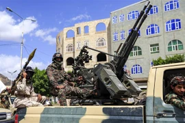 Các tay súng trung thành với Phong trào Houthi diễu binh trên đường phố thủ đô Sanaa, Yemen. (Ảnh: AFP/TTXVN)