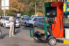 Một trạm xăng tại Tehran, Iran, ngày 26/10/2021. (Ảnh: AFP/TTXVN)