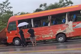 Xe khách tại hiện trường vụ tai nạn. (Nguồn: tienphong.vn)