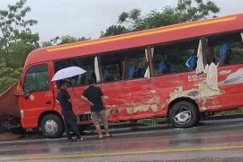 Xe khách tại hiện trường vụ tai nạn. (Nguồn: tienphong.vn)