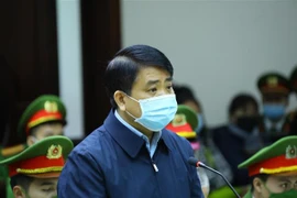 Cựu Chủ tịch UBND thành phố Hà Nội Nguyễn Đức Chung khai báo trước tòa. (Ảnh: TTXVN)