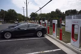 Xe điện của Tesla tại một trạm sạc điện ở Arlington, bang Virginia (Mỹ). (Ảnh: AFP/TTXVN)
