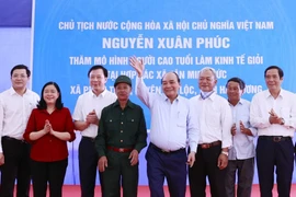 Chủ tịch nước Nguyễn Xuân Phúc thăm mô hình người cao tuổi làm kinh tế giỏi Hợp tác xã Tân Minh Đức. (Ảnh: Thống Nhất/TTXVN)