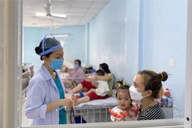 Bệnh nhi nhập viện do sốt xuất huyết tại Bệnh viện Nhi đồng 2, Thành phố Hồ Chí Minh. (Ảnh: Đinh Hằng/TTXVN)