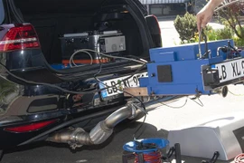 Nhân viên kỹ thuật công ty Bosch, Đức kiểm tra bộ phận phát thải của xe Volkswagen tại Stuttgart, miền Nam Đức. (Ảnh: AFP/TTXVN)