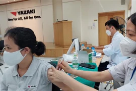 Quảng Ninh: Triển khai tiêm vaccine mũi 4 phòng COVID-19 cho hàng nghìn công nhân. (Ảnh: Thanh Vân/TTXVN)