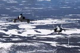 Chiến đấu cơ Gripen (trái) của Thụy Điển và F-18 Hornet của Phần Lan tham gia cuộc tập trận chung tại thị trấn Jokkmokk của Thụy Điển và Rovaniemi của Phần Lan, ngày 25/3/2019. (Ảnh: AFP/TTXVN)
