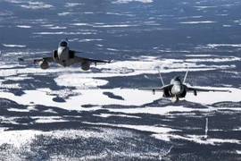 Chiến đấu cơ Gripen (trái) của Thụy Điển và F-18 Hornet của Phần Lan tham gia cuộc tập trận chung tại thị trấn Jokkmokk của Thụy Điển và Rovaniemi của Phần Lan, ngày 25/3/2019. (Ảnh: AFP/TTXVN)