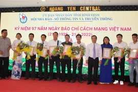 Có 5 tác giả/nhóm tác giả được trao giải A giải báo chí tỉnh Bình Định. (Ảnh: Tường Quân/TTXVN)