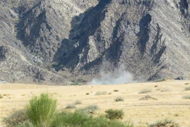 Khói bốc lên trong cuộc giao tranh giữa quân Chính phủ Yemen và lực lượng Houthi tại tỉnh Marib ngày 30/3/2021. (Ảnh: AFP/TTXVN)