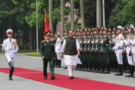 Bộ trưởng Quốc phòng Phan Văn Giang và Bộ trưởng Quốc phòng Ấn Độ Rajnath Singh duyệt đội danh dự Quân đội Nhân dân Việt Nam. (Ảnh: Trọng Đức/TTXVN)
