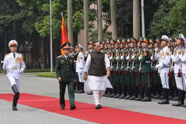 Bộ trưởng Quốc phòng Phan Văn Giang và Bộ trưởng Quốc phòng Ấn Độ Rajnath Singh duyệt đội danh dự Quân đội Nhân dân Việt Nam. (Ảnh: Trọng Đức/TTXVN)
