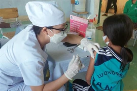 Triển khai tiêm vaccine phòng COVID-19 cho học sinh ở xã Ma Nới, huyện Ninh Sơn. (Ảnh: Công Thử/TTXVN)