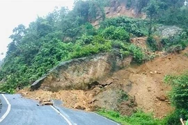 Thời điểm sạt lở vào sáng sớm nên không gây thiệt hại về người và tài sản khi tham gia giao thông. (Ảnh: TTXVN phát)