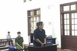 Bị cáo Lê Thị Kim Hoàn khai nhận hành vi phạm tội tại phiên tòa. (Ảnh: Vũ Hà/TTXVN)