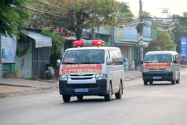 Xe của CDC Bình Thuận cùng đi để hỗ trợ test nhanh COVID-19 trước khi đón người dân từ tâm dịch TP.HCM về quê. (Ảnh: Nguyễn Thanh/TTXVN)