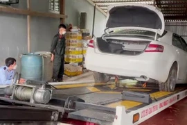 Niêm phong tạm giữ chiếc xe ô tô nhãn hiệu Camry biển kiểm soát nước ngoài, nghi vấn nhập lậu. (Ảnh minh họa: TTXVN phát)