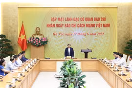 Thủ tướng Phạm Minh Chính chúc mừng các cơ quan báo chí nhân Ngày Báo chí cách mạng Việt Nam. (Ảnh: Dương Giang/TTXVN)